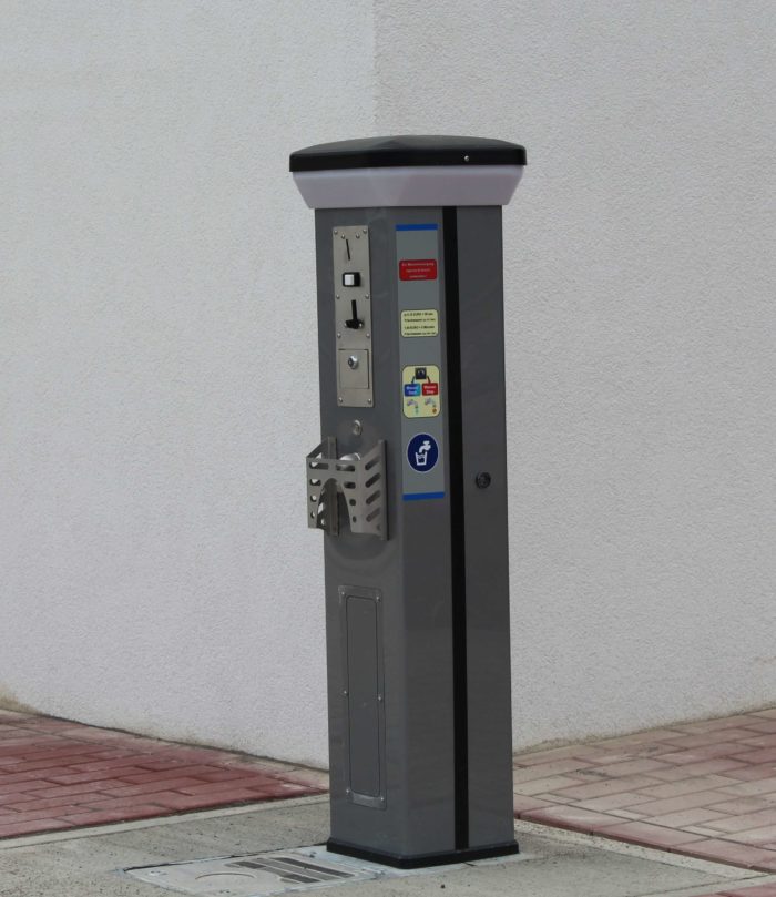 Słupek serwisowy na terenie kempingu